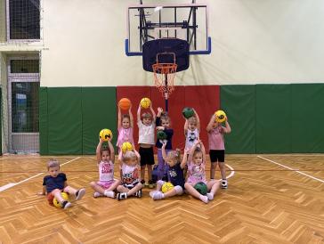 radosc-grupki-dzieci-po-zajeciach-z-koszykowki-jest-bezcennajpeg.jpeg